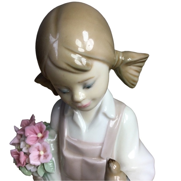 Lladro Figurine "SPRING GIRL" with FLOWERS BIRD & WATERING CAN #5217 Retired - Picture 9 of 15